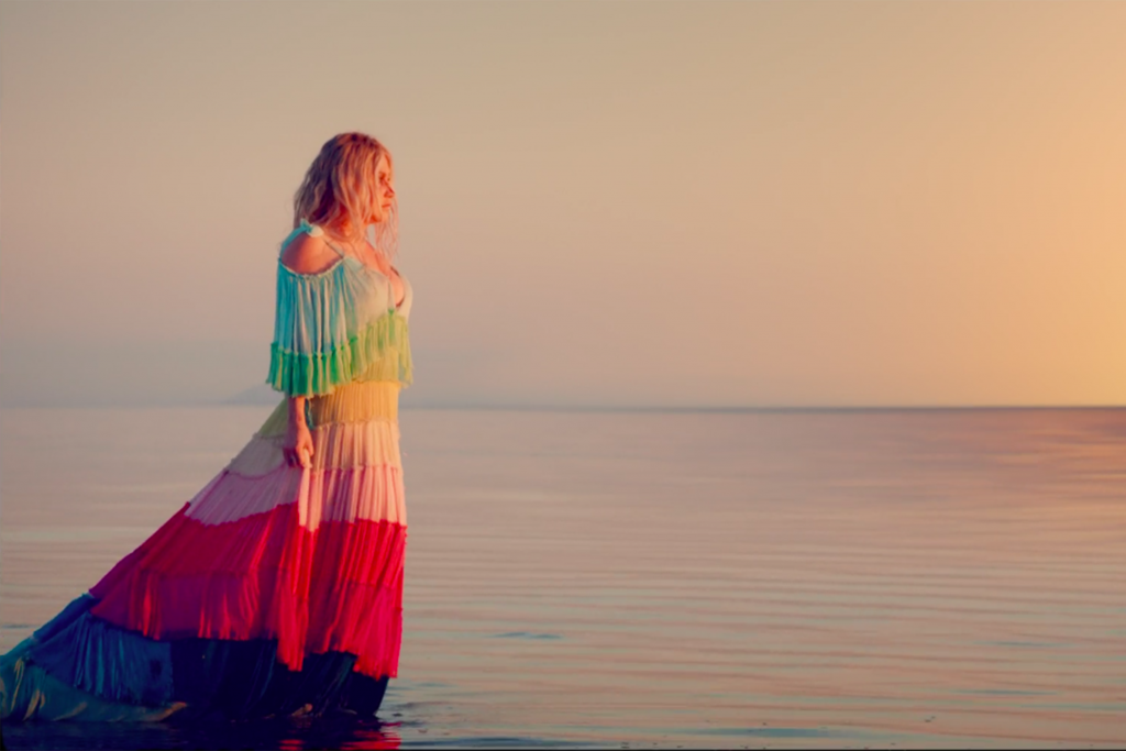 Kesha in rainbow dress